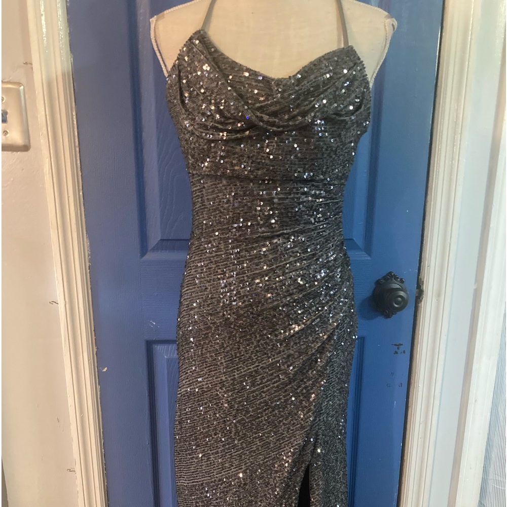 Nightway size 10 pre loved missing the little clasps. In pictures